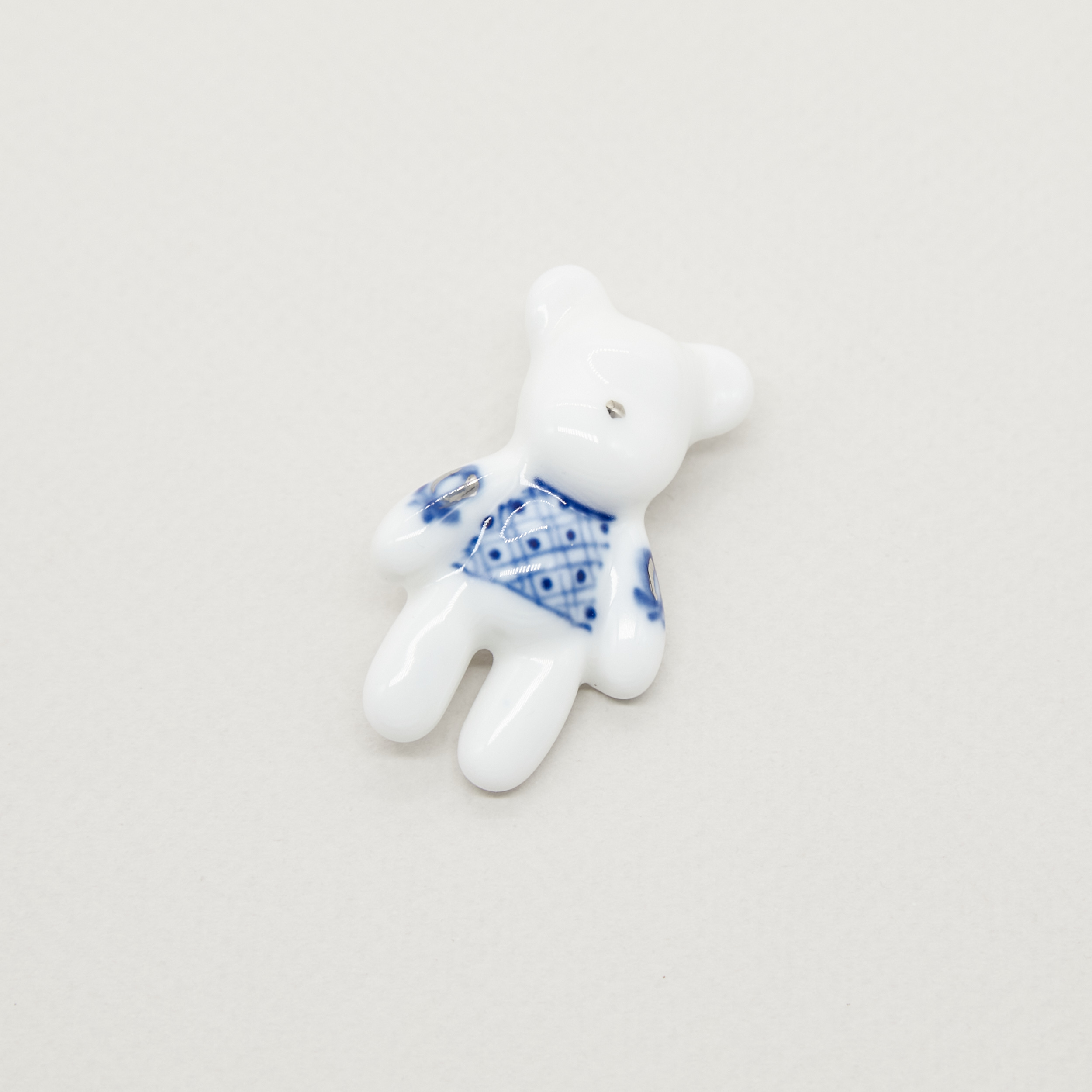 Брошь Мишка роспись свитер с платиной из коллекции ГФЗ & Buylerika Ceramic