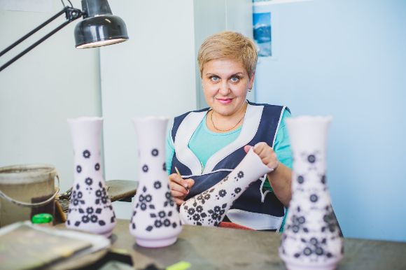 Художник Ирина Антропова за росписью ваз коллекции «Ситец», 2018 г., АО «Гжельский фарфоровый завод»